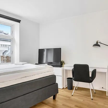 Penthouse In Heart Of - 4br 2 Bath Apartment *